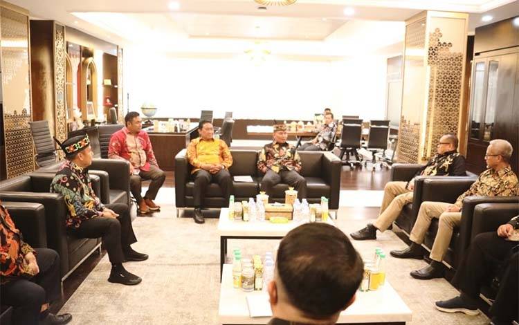 Gubernur Kalteng H. Agustiar Sabran didampingi Wakil Gubernur Kalteng H. Edy Pratowo saat menerima audiensi Kepala SKK Migas Perwakilan Kalimantan dan Sulawesi Azhari Idris beserta jajaran. (FOTO: ASEF)