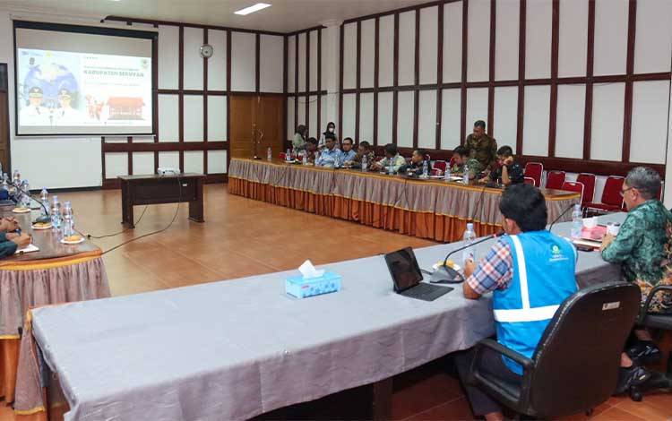 Rapat rencana pembangunan jaringan listrik tegangan menengah 20 kV di wilayah Seruyan (Foto : Prokom Seruyan)
