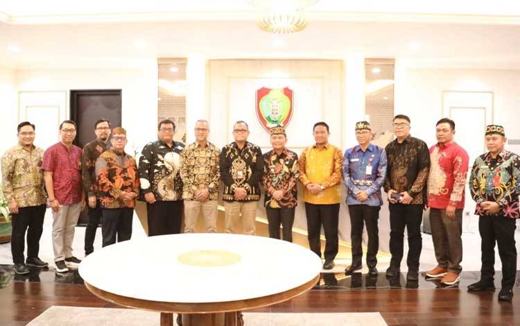 Foto bersama saat rangkaian audiensi dari SKK Migas Perwakilan Kalimantan dan Sulawesi. (FOTO: ASEF)