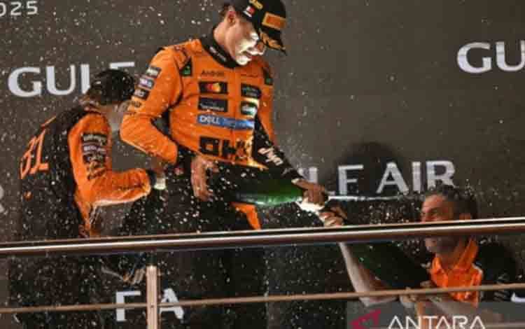 Arsip foto - Pembalap Formula 1 dari tim McLaren Oscar Piastri (tengah) merayakan kemenangannya di GP Bahrain 2025 yang berlangsung di Sirkuit Internasional Bahrain, Sakhir, Minggu (13/4/2025). ANTARA/AFP/Andrej Isakovic/pri.