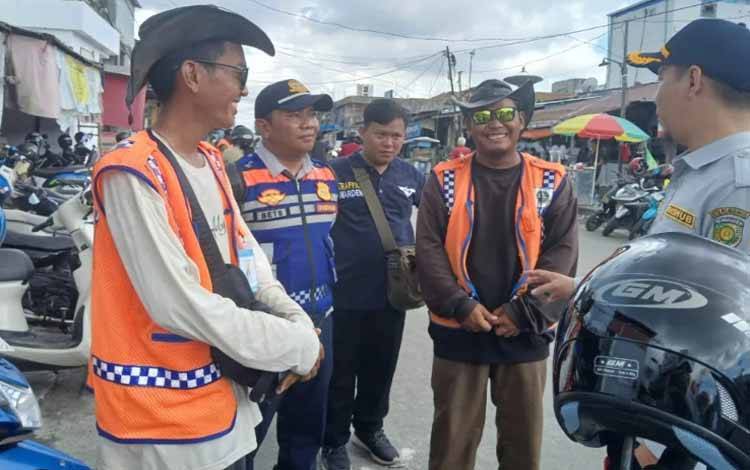 Aktivitas petugas Dishub Palangka Raya saat berbincang dengan petugas parkir (Foto:Dishub Palangka Raya