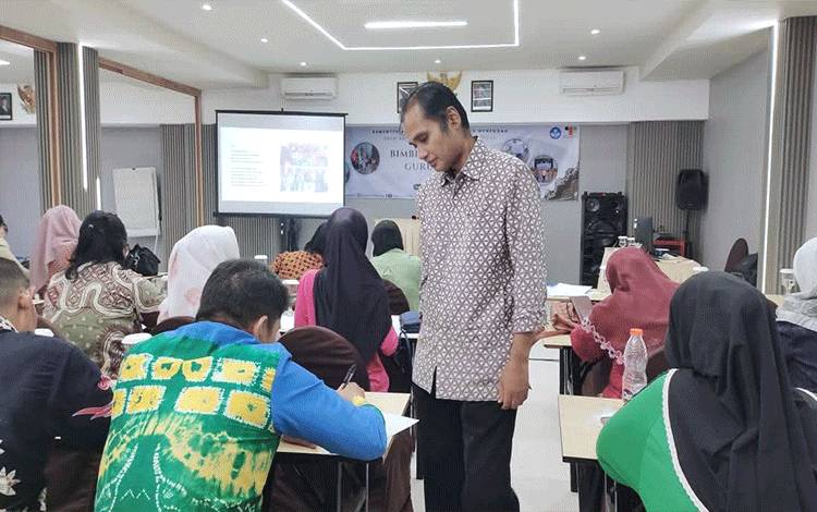 Praktisi Bahasa Daerah dan Indonesia Palangka Raya, Lukman Juhara membimbing peserta Bimtek Guru Utama Tahap 1 Revitalisasi Bahasa Daerah atau RBD oleh Balai Bahasa Kalteng.(FOTO: Istimewa)