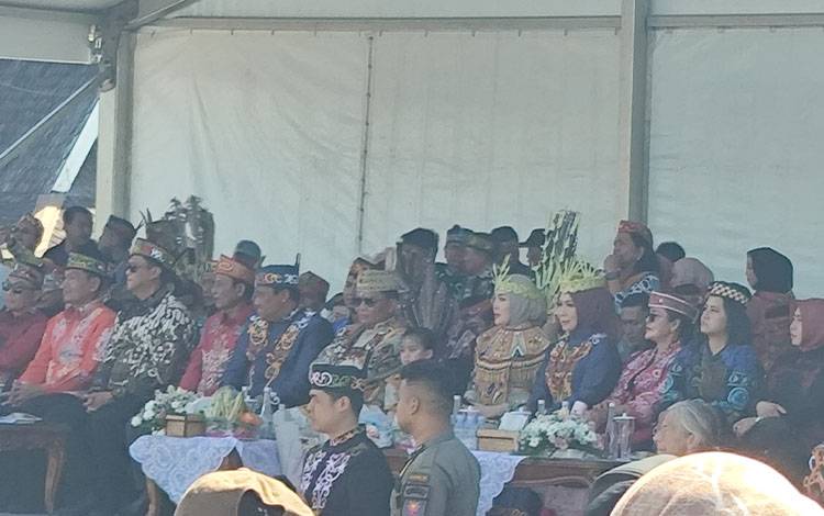 Gubernur, Wakil Gubernur, Ketua DPRD Provinsi Kalteng beserta para istri dan Bupati/Wali Kota se-Kalteng duduk di panggung kehormatan menyaksikan penampilan peserta Karnaval Budaya pada Minggu, 18 Mei 2025. (FOTO: TESTI PRISCILLA)