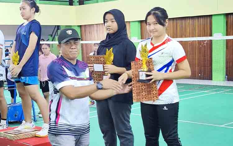 Kepala Dinas Pemuda dan Olahraga Kotim, Wiyono, saat menyerahkan piala kepada para pemenang, Sabtu, 17 Mei 2025. (FOTO : DEVI)