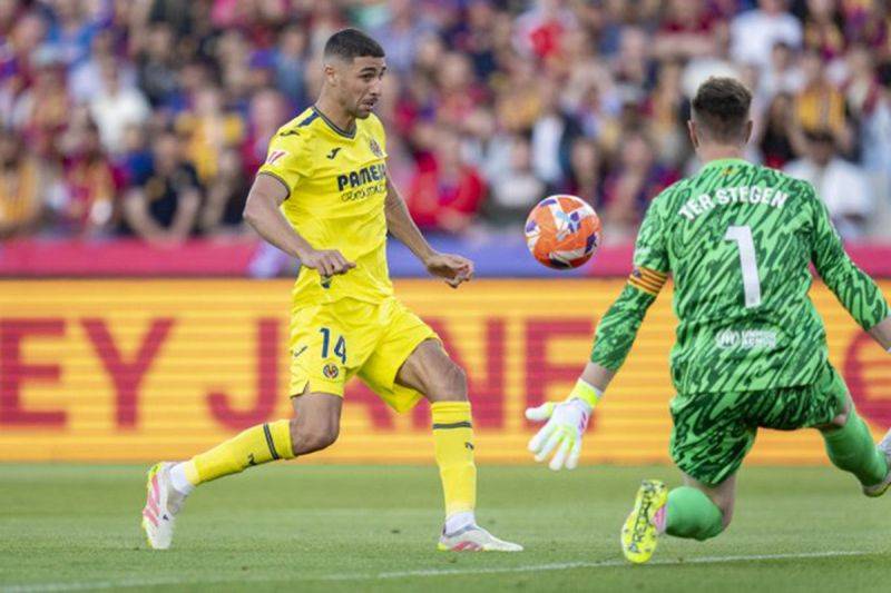 Kiper Barcelona Marc-Andre ter Stegen (kanan) berupaya menghadang pemain Villareal Santiago Comesana saat pertandingan pekan ke-37 Liga Spanyol di Stadion Olimipiade Lluis Companys, Barcelona, Senin. Villareal menang tipis 3-2 atas Barcelona. ANTARA/X/@VillarrealCFen