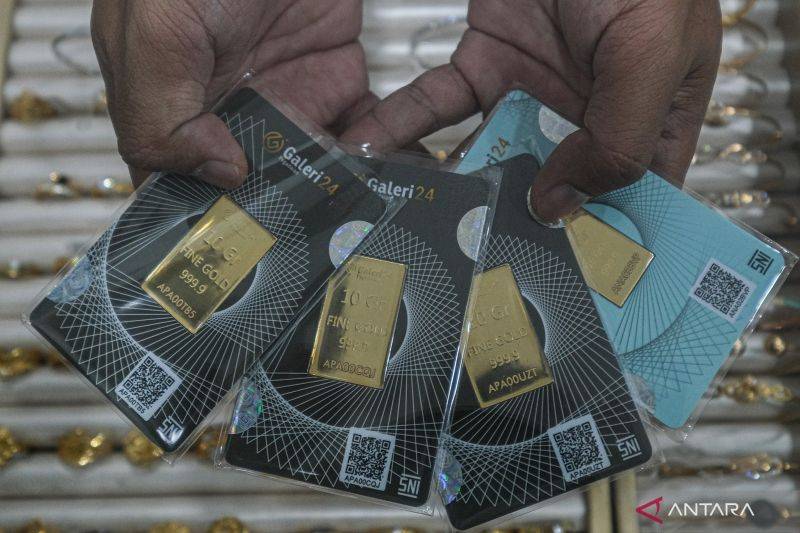 Pramuniaga menunjukkan emas jenis Galeri 24 yang dijual di Kantor Cabang Pegadaian Kendari, Sulawesi Tenggara, Selasa (15/4/2025). ANTARA FOTO/Andry Denisah/Spt.