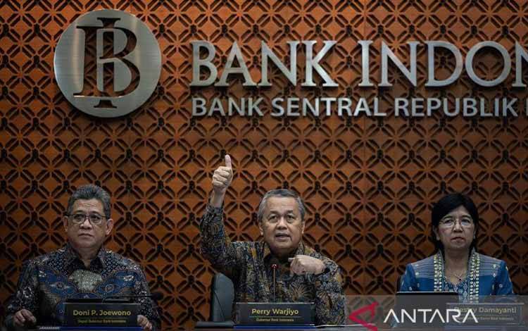 Arsip foto - Gubernur Bank Indonesa Perry Warjiyo (tengah) didampingi Deputi Gubernur Senior Bank Indonesia Destry Damayanti (kanan), Deputi Gubernur Doni Primanto Joewono (kiri) menyampaikan paparan saat konferensi pers hasil rapat Dewan Gubernur di Gedung Thamrin Bank Indonesia, Jakarta, Rabu (19/3/2025). ANTARA FOTO/Bayu Pratama S/Spt/aa.