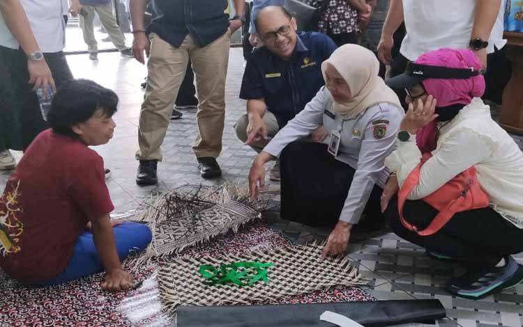 Tim dari kementerian saat mengecek proses penganyaman rotan sebagai salah satu bahan dasar pembuatan tas produksi umkm lokal di Kelurahan Palangka. (FOTO: HERMAWAN)