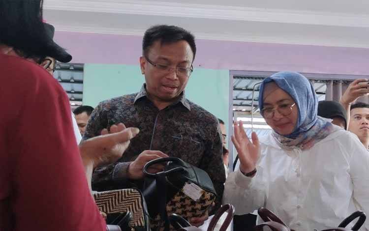 Deputi Bidang Koordinasi Tata Niaga dan Distribusi Pangan Kemenko Pangan, Tatang Yuliono saat meninjau produk kreasi UKM lokal di Kelurahan Palangka. (FOTO: HERMAWAN)