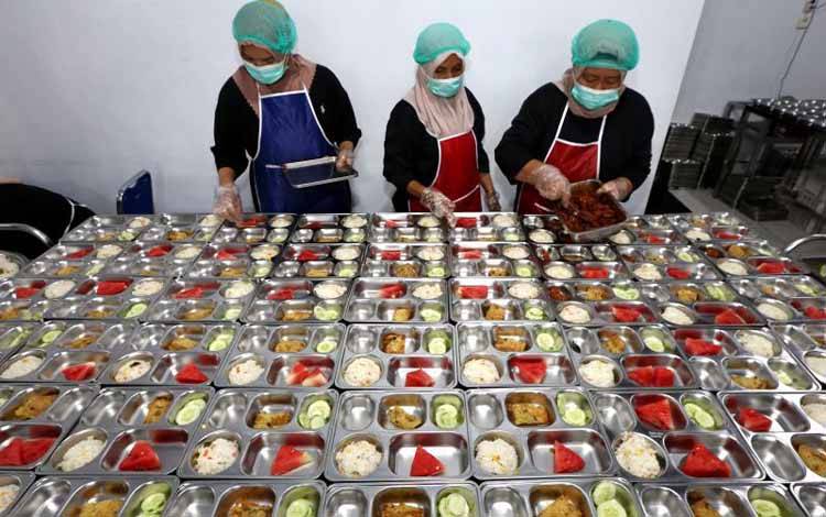 Arsip - Petugas menyiapan makanan program Makan Bergizi Gratis (MBG) untuk didistribusikan kepada pelajar di Banda Aceh, Aceh, Jumat (16/5/2025). ANTARA FOTO/Irwansyah Putra/tom. (ANTARA FOTO/IRWANSYAH PUTRA)
