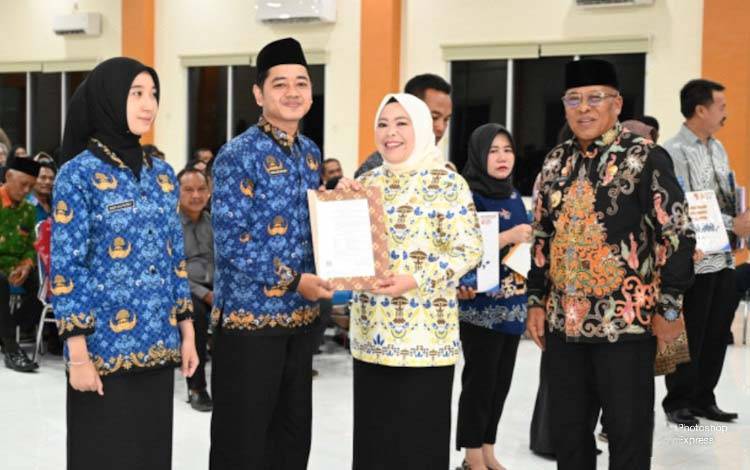 Bupati Kobar Nurhidayah dan Wakim Bupati Suyanto dalam kegiatan penyerahan SK pengangkatan pada CPNS Kobar.