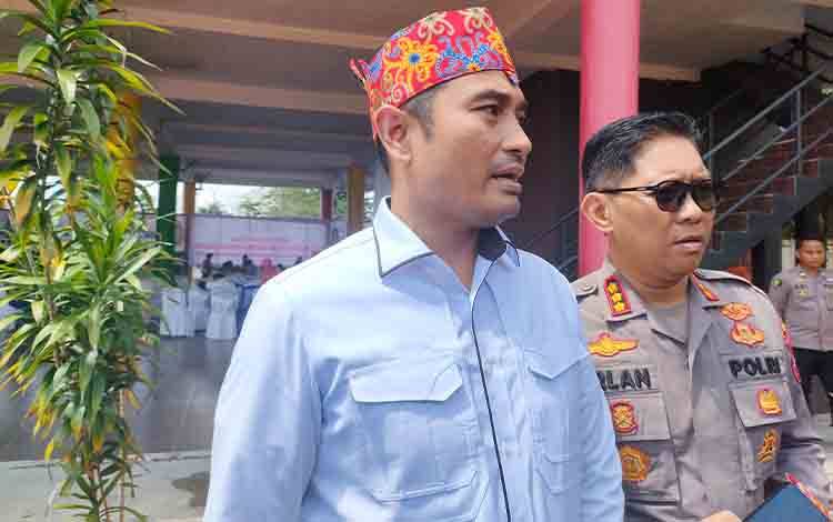 Dirreskrimum Polda Kalteng Kombes Pol Nuredy Irwansyah Putra (baju putih). (FOTO: PATHUR)