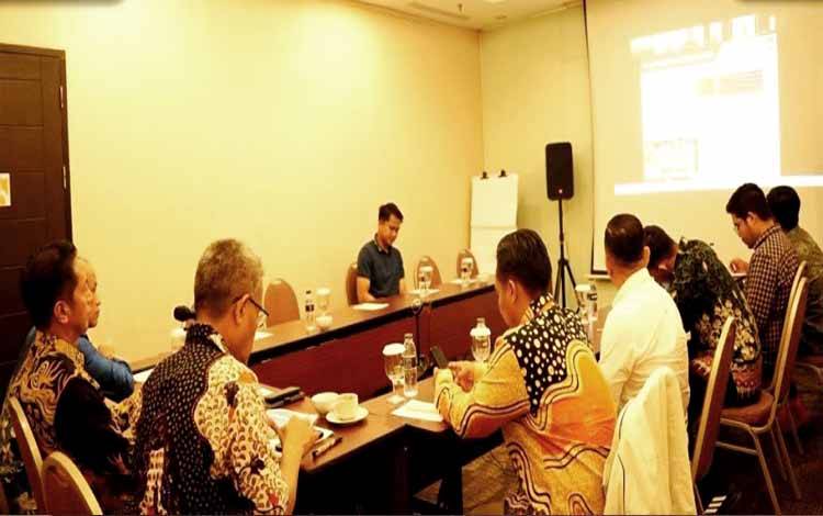 Pj Bupati Barito Utara, Muhlis didampingi Kadis PUPR, Kadis Kominfosandi, Kabid Bina Marga dan Kabid SDA Dinas PUPR saat mengikuti kegiatan Lokakarya Nasional UI GreenMetric 2025 disalah satu room meeting hotel di Jakarta.(fofo: Dhani)?