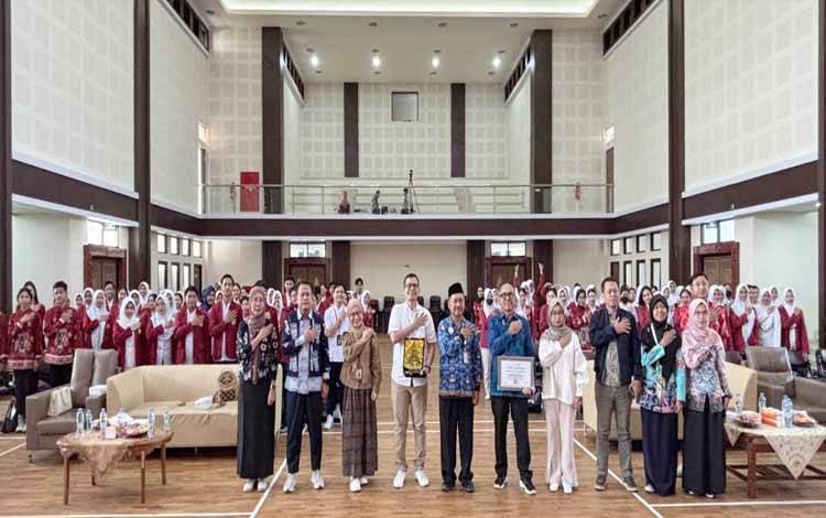 Foto Bersama saat rangkaian kuliah umum bertajuk Peluang Kerja ke Luar Negeri dan Penempatan PMI Nurse and Careworker di Poltekkes Kemenkes Palangka Raya. (FOTO:DISNAKERTRANS KALTENG)