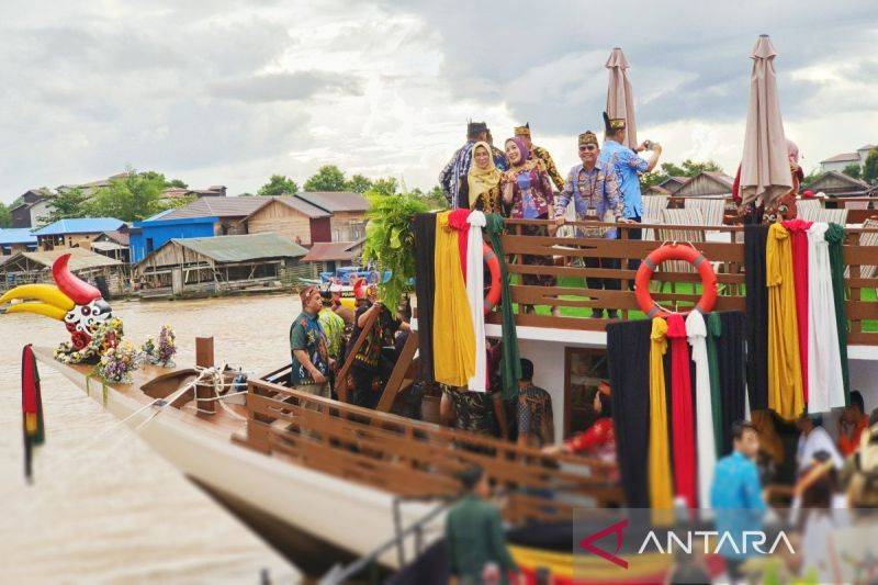 Kapal susur sungai wisata yang resmi diluncurkan Pemprov Kalteng di Sungai Kahayan Kota Palangka Raya, Kamis (22/5/2025). (ANTARA/Muhammad Arif Hidayat)