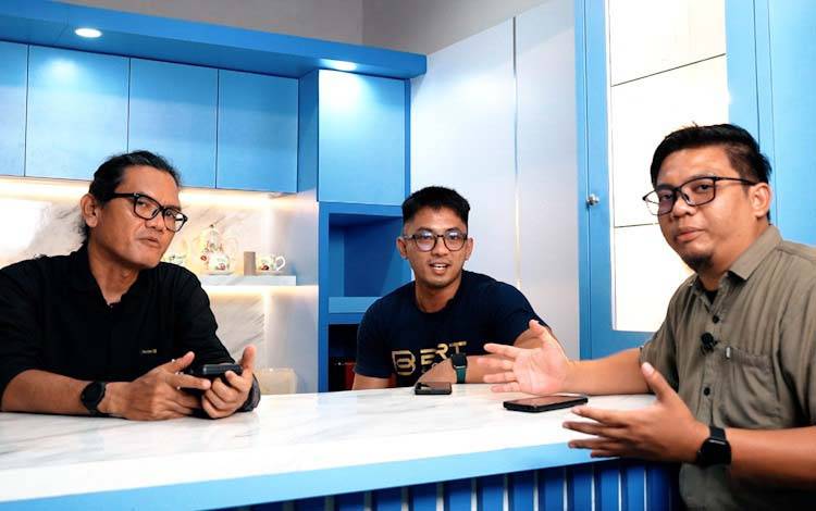 Edi Untung (tengah) warga Pangkalan Bun, Kabupaten Kobar yang menceritakan peristiwa hilangnya uang kiriman kakaknya dari Rumania yang dikirimkan melalui Western Union saat ia bermaksud mencairkan uang tersebut di Kantor Pos Indonesia Pangkalan Bun dalam podcast di kantor Borneonews.