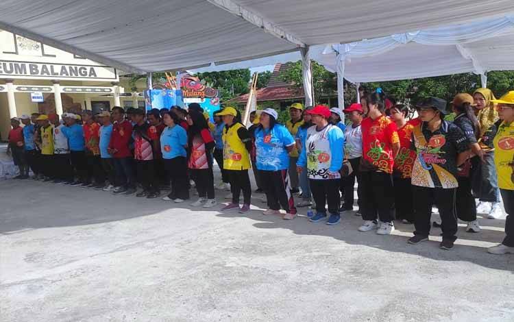 Peserta lomba habayang dalam rangkaian Festival Budaya Isen Mulang 2025 di UPT Museum Balanga. (FOTO:ASEP/RKH)