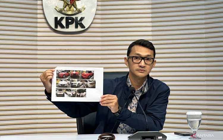 Juru Bicara Komisi Pemberantasan Korupsi Budi Prasetyo saat memperlihatkan gambar tiga unit mobil yang disita dari penggeledahan hari pertama kasus Kemenaker, di Gedung Merah Putih KPK, Jakarta, Jumat (23/5/2025). (ANTARA/Rio Feisal)