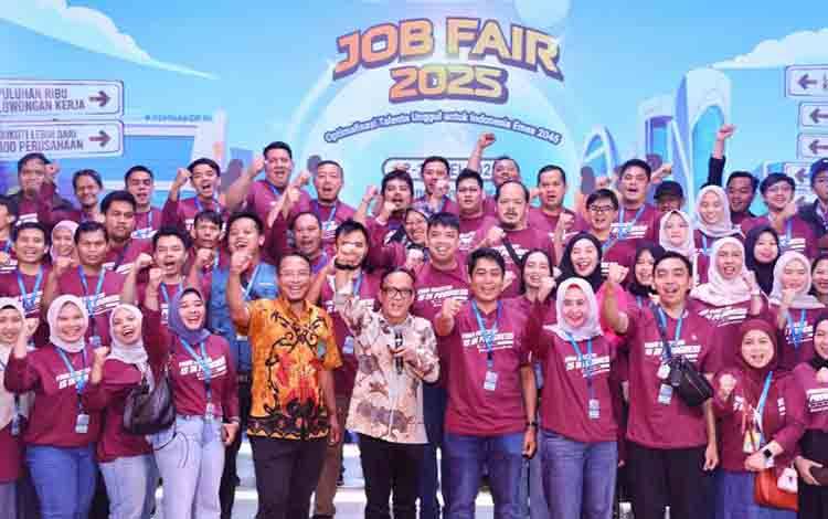 Wakil Menteri Ketenagakerjaan (Wamenaker) Immanuel Ebenezer Gerungan (tengah) saat melakukan penutupan Job Fair 2025 di Kantor Kementerian Ketenagakerjaan (Kemnaker) RI di Jakarta, Jumat (23/5/2025). (ANTARA/HO/Kemnaker RI)