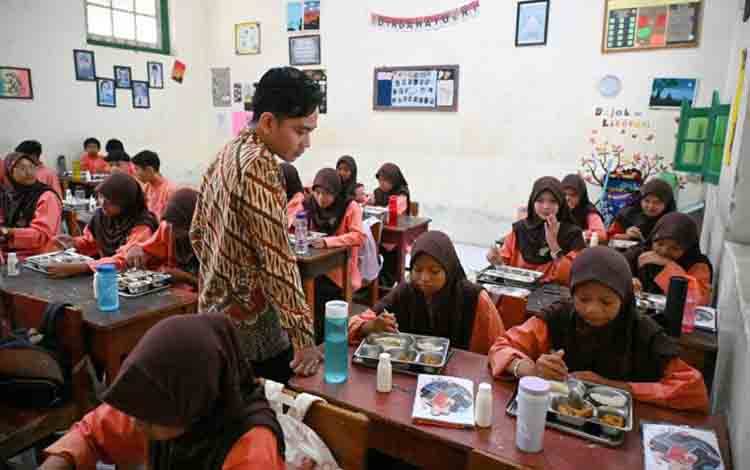 Wakil Presiden RI Gibran Rakabuming Raka meninjau pelaksanaan program makan bergizi gratis (MBG) di SMP Negeri 1 Sindang, Penganjang, Indramayu, Jawa Barat, Jumat (23/05/2025). (ANTARA/HO-BPMI Setwapres)