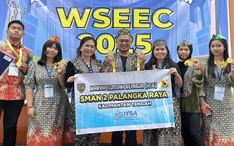 Tim guru pembimbing, Sintania bersama dengan Berkhat, dan Margaretha Yenitha saat berfoto bersama salah satu tim SMAN 2 Palangka Raya di ajang internasional WSEEC. (FOTO:SINTANIA)