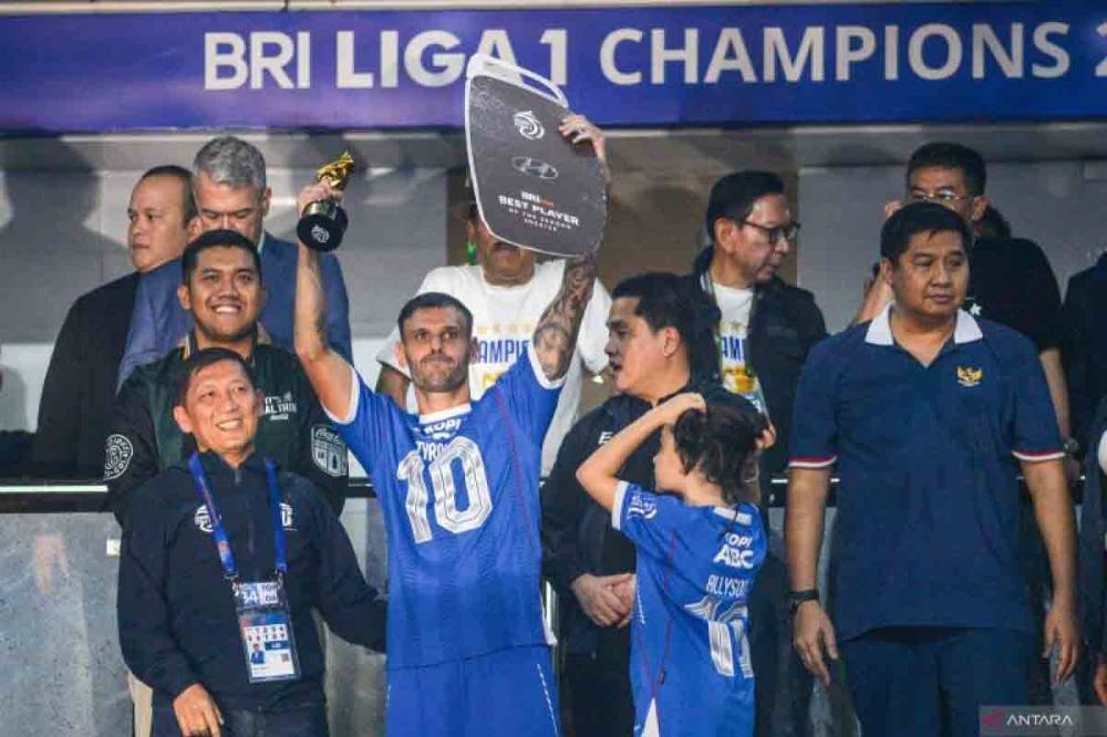 Ketua PSSI Erick Thohir (kedua kanan) bersama Direktur PT. LIB, Ferry Paulus (kiri) dan Ketua Steering Comitee Piala Presiden Maruarar Sirait (kanan) memberikan penghargaan kepada pesepak bola Persib Bandung Tyronne Del Pino (tengah) saat acara penghargaan bagi pemain dan ofisial tim BRI Liga 1 di Stadion Gelora Bandung Lautan Api (GBLA), Bandung, Jawa Barat, Sabtu (24/5/2025). ANTARA FOTO/Raisan Al Farisi/foc. (ANTARA FOTO/RAISAN AL FARISI)