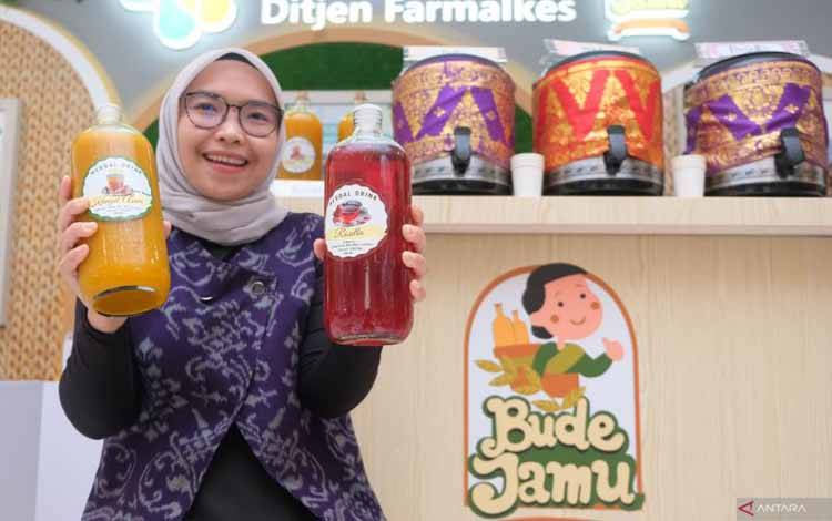 Seorang pegawai Kementerian Kesehatan menunjukkan jamu tradisional buatan Pusat Pengolahan Pascapanen Tanaman Obat (P4TO) Provinsi Bali saat pameran jamu di Nusa dua, Badung, Bali, Senin (16/12/2024). ANTARA FOTO/Nyoman Hendra Wibowo/aww