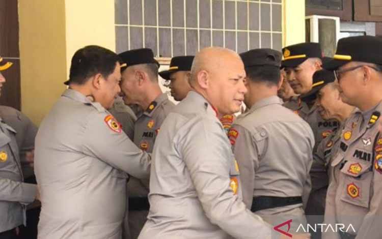 Kapolda Kalimantan Selatan Irjen Pol. Rosyanto Yudha Hermawan (tengah) saat kunjungan kerja ke Polres Hulu Sungai Tengah di Barabai, Kalimantan Selatan, Sabtu (24/5/2025). (ANTARA/Muhammad Hidayatullah)
