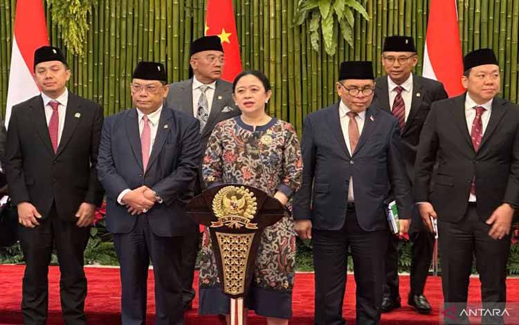 Ketua DPR RI Puan Maharani (tengah) ditemani sejumlah anggota dewan saat memberikan keterangan usai bertemu dengan Perdana Menteri China Li Qiang di kompleks parlemen, Senayan, Jakarta, Minggu (25/5/2025). (ANTARA/Rio Feisal)