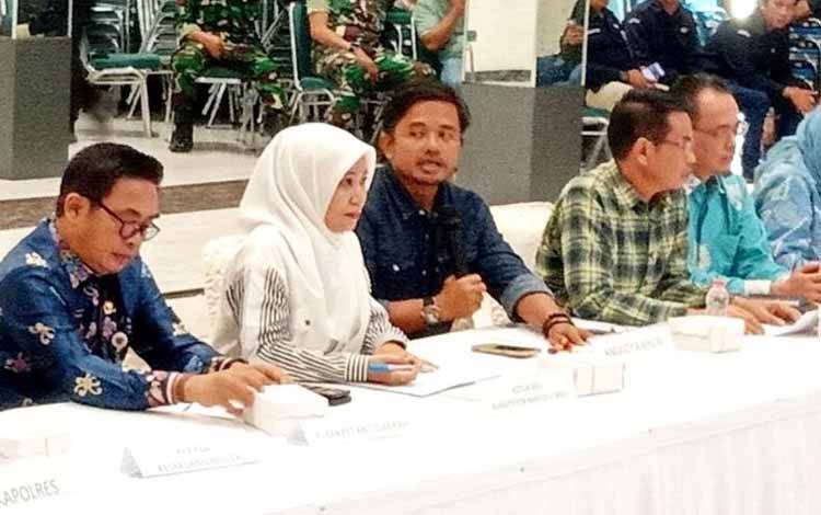 Anggota KPU RI Idham Holik (tiga kiri) mengikuti rakor dan sosialisasi pencalonan dan tahapan PSU tindak lanjut putusan MK RI di Muara Teweh, Kabupaten Barito Utara, Minggu (25/5/2025). ANTARA/Dokumen Pribadi