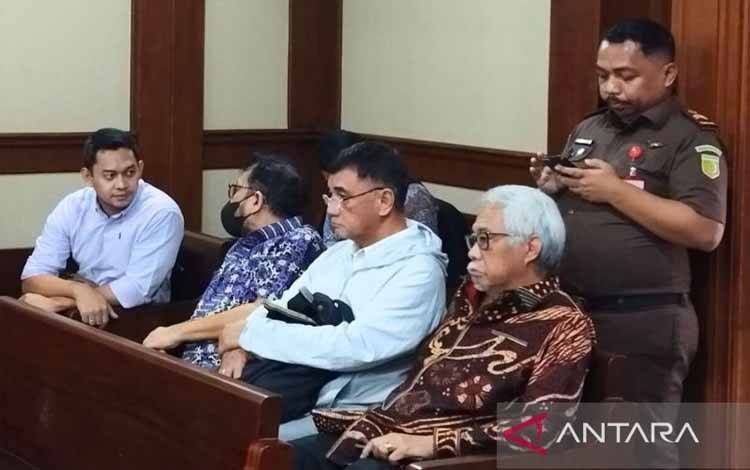 Mantan pejabat Mahkamah Agung (MA) Zarof Ricar (kedua dari kiri) saat menunggu jalannya sidang pemeriksaan saksi kasus Rudi Suparmono di Pengadilan Tipikor Jakarta, Senin (26/5/2025). (ANTARA/Agatha Olivia Victoria)