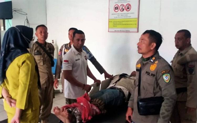 Anggota Satpol PP Seruyan saat membawa penderita gangguan kejiwaan ke RSUD Kuala Pembuang untuk penanganan medis lebih lanjut (Foto : Ist)