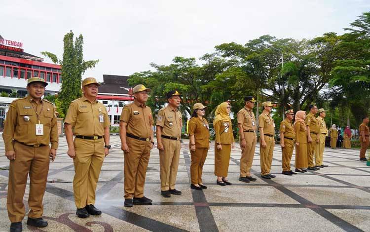 Kepala OPD Kalteng saat Apel CPNS dan PPPK Periode I TA 2024 di halaman kantor gubernur Kalteng, Senin, 26 Mei 2025. (FOTO: ALDO)
