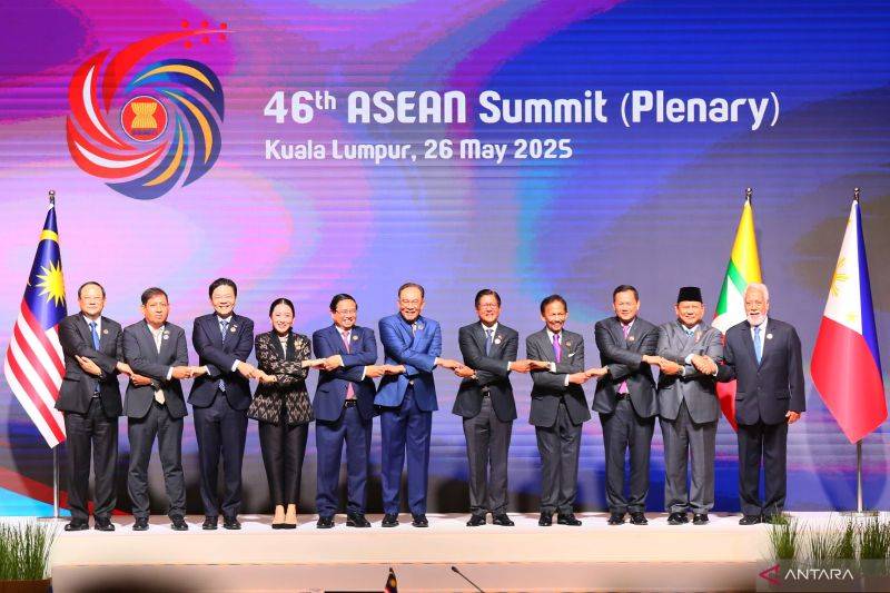 Perdana Menteri Malaysia Anwar Ibrahim (tengah) berfoto bersama pemimpin negara ASEAN termasuk Presiden RI Prabowo Subianto (kedua kanan) saat pembukaan Konferensi Tingkat Tinggi (KTT) ASEAN ke-46 di Kuala Lumpur Convention Centre (KLCC), Kuala Lumpur, Senin (26/5/2025). Para pemimpin negara dan pemerintahan Perhimpunan Bangsa-bangsa Asia Tenggara (ASEAN) berkumpul di Kuala Lumpur untuk mengikuti KTT ASEAN ke-46, KTT ASEAN-Gulf Cooperation Council (GCC) serta KTT ASEAN-GCC-China pada 26-27 Mei 2