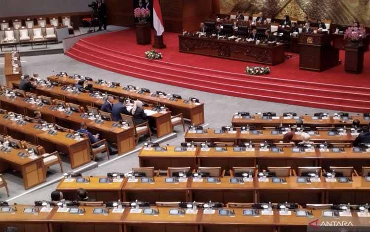 Sejumlah anggota DPR RI menghadiri rapat paripurna di kompleks parlemen, Jakarta, Selasa (27/5/2025). ANTARA/Bagus Ahmad Rizaldi