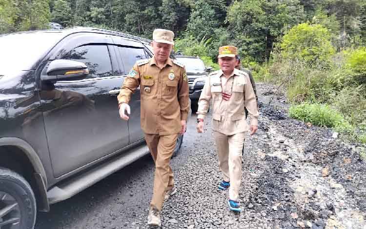 Gubernur Kalimantan Tengah Agustiar Sabran (kanan) bersama Bupati Gunung Mas Jaya S Monong saat meninjau jalan Kuala Kurun - Palangka Raya, Selasa, 27 MeI 2025. (FOTO: IST)