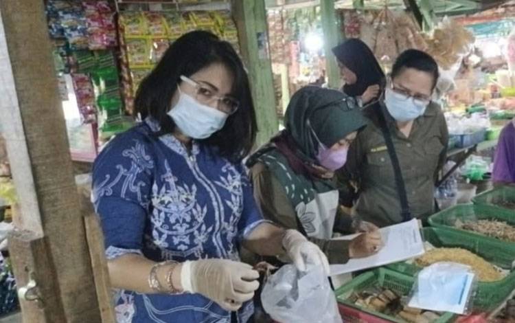 Tim OKKPD Palangka Raya saat melakukan pengambilan sampel di Pasar Rajawali Palangka Raya (Foto : TIm OKKPD Palangka Raya)