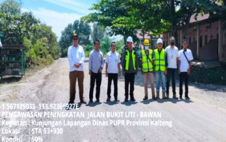 Pengawasan peningkatan jalan Bukit Liti - Bawan Dinas PUPR Kalteng. (FOTO: DINAS PUPR KALTENG)