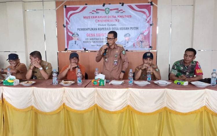Camat Cempaga Hulu Gusti Mukafi saat menghadiri Musdesus Pembentukan Koperasi Merah Putih, Rabu, 28 Mei 2025.