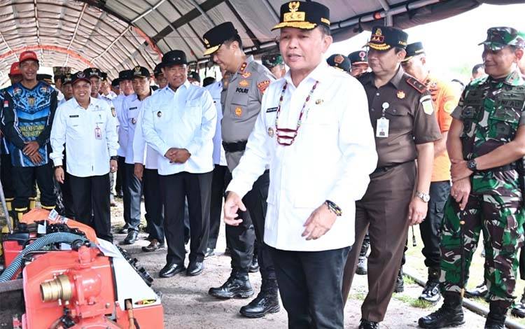 Gubernur Kalimantan Tengah (Kalteng), Agustiar Sabran saat meninjau peralatan pemadam karhutla di halaman Kantor gubernur Kalteng. (FOTO: SETDA KALTENG)