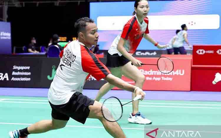 Pebulu tangkis ganda campuran Indonesia Rehan Naufal Kusharjanto/Gloria Emanuelle Widjaja mengembalikan kok saat melawan ganda campuran Singapore Hee Yong Kai Terry/Jin Yu Jia pada turnamen bulu tangkis BWF World Tour Super 750 Singapore Open 2025 di Singapore Indoor Stadium, Singapura, Rabu 28/5/2025). ANTARA/HO-X/@INABadminton/pri. (ANTARA/HO-X/@INABadminton)