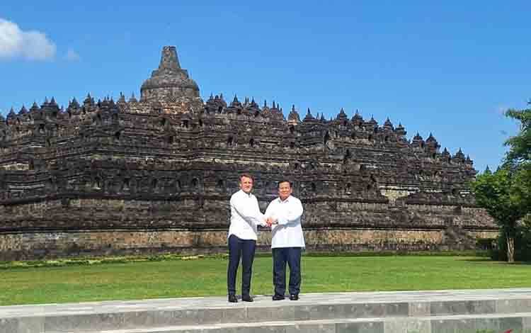 Presiden RI Prabowo Subianto dan Presiden Prancis Emmanuel Macron berfoto dan bersalaman bersama dengan latar Candi Borobudur, Kabupaten Magelang, Jawa Tengah, Kamis (29/5/2025). ANTARA/Mentari Dwi Gayati