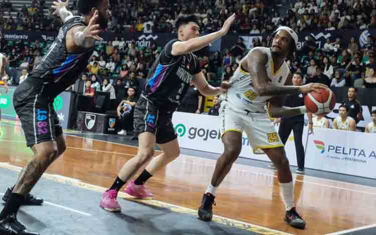 Pebasket Kesatria Bengawan Solo Travis Marquell Thibodeaux (kanan) berusaha melewati adangan pebasket Hangtuah Jakarta Yosua Otto Sunarko Judaprajitna (tengah) dan Adonys Henriquez (kiri) pada pertandingan Indonesia Basketball League (IBL) 2025 di GOR Sritex Arena, Solo, Sabtu (8/2/2025). ANTARA FOTO/Maulana Surya/tom.