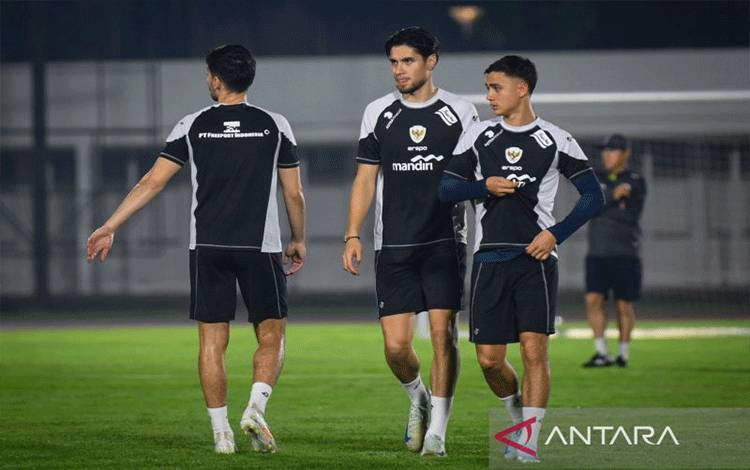 Pemain timnas Indonesia Eliano Reijnders (kanan) dan Kevin Diks (tengah) saat mengikuti latihan timnas di Stadion Madya Gelora Bung Karno (SUGBK), Jakarta, Selasa (12/11/2024). (ANTARA FOTO/Muhammad Ramdan)