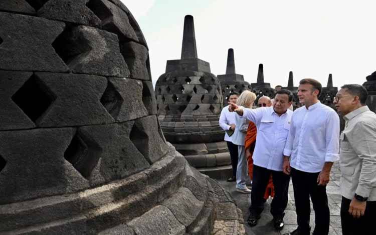 Presiden Prabowo (kiri) sedang memberikan informasi terkait Candi Borobudur kepada Emmanuel Macron (tengah) yang juga diikuti oleh Fadli Zon (kanan). ANTARA/Ho-Kementerian Kebudayaan RI