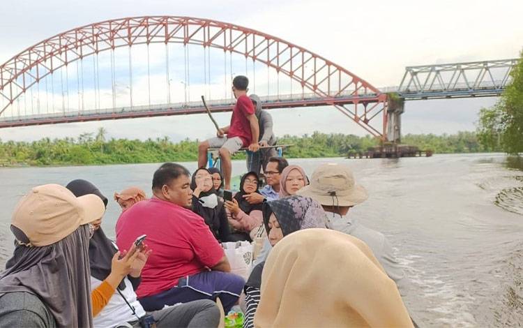Ikon Jembatan Ir Soekarno Kuala Pembuang menjadi pemandangan menarik saat kegiatan susur Sungai Seruyan.(Foto: Fahrul)