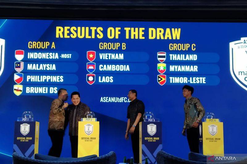 Ketua Umum PSSI Erick Thohir (kedua kiri) bersalaman dengan Presiden AFF Khiev Sameth setelah pengundian turnamen Piala AFF U-23 tahun 2025 di Jimbaran, Kabupaten Badung, Bali, Jumat 30/5/2025). ANTARA/Dewa Ketut Sudiarta Wiguna