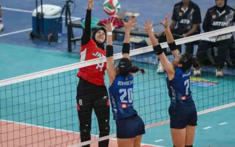 Arsip foto - Pebola voli Jawa Timur Megawati Hangestri (kiri) melakukan smes ke arah tim voli Jawa Barat pada pertandingan bola voli putri PON XXI Aceh-Sumut 2024 di GOR Bola Voli Indoor Sumut Sport Center, Deli Serdang, Sumatera Utara, Kamis (19/9/2024). ANTARA FOTO/Rivan Awal Lingga/nz