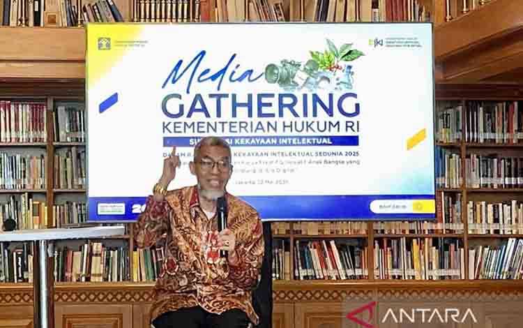 Direktur Jenderal Kekayaan Intelektual Razilu saat pertemuan media di Jakarta, Kamis (22/5/2025). ANTARA/Fath Putra Mulya/aa.