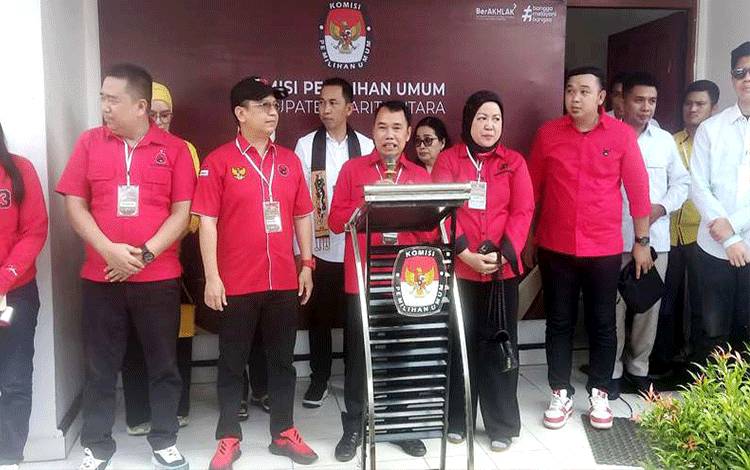 Ketua DPC PDI Perjuangan Barito Utara Sastra Jaya didampingi pengurus partai melaksanakan konferensi pers usai pendaftaran bakal calon bupati dan wakil bupati Jimmy-Indri di KPU Barito Utara, Jumat 30 Mei 2025. (foto: Dhani)